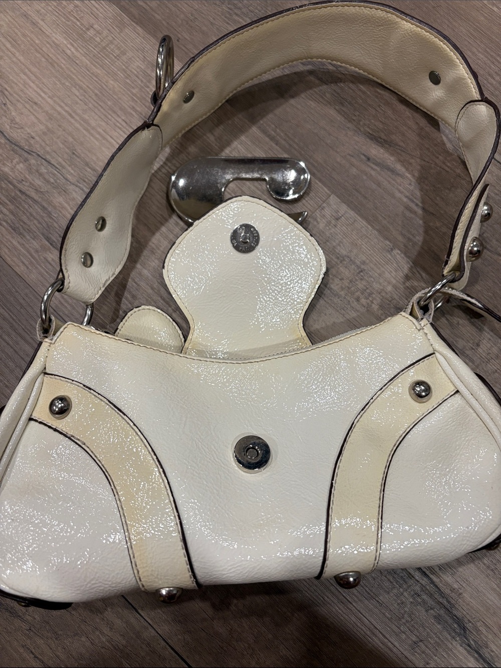 Y2K Guess Cream and White Leather Shoulder Bag with Silver Accents - Picture 7 of 13